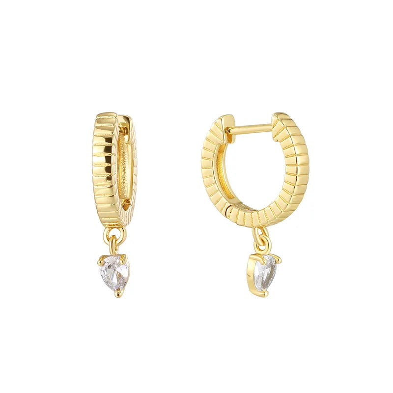 Boucles d’oreilles créoles dorées pour femme en plaqué or, ornées d’une pampille en zircon taillée en goutte d’eau. Bijou délicat et lumineux au design texturé et raffiné, parfait pour une allure moderne, féminine et élégante